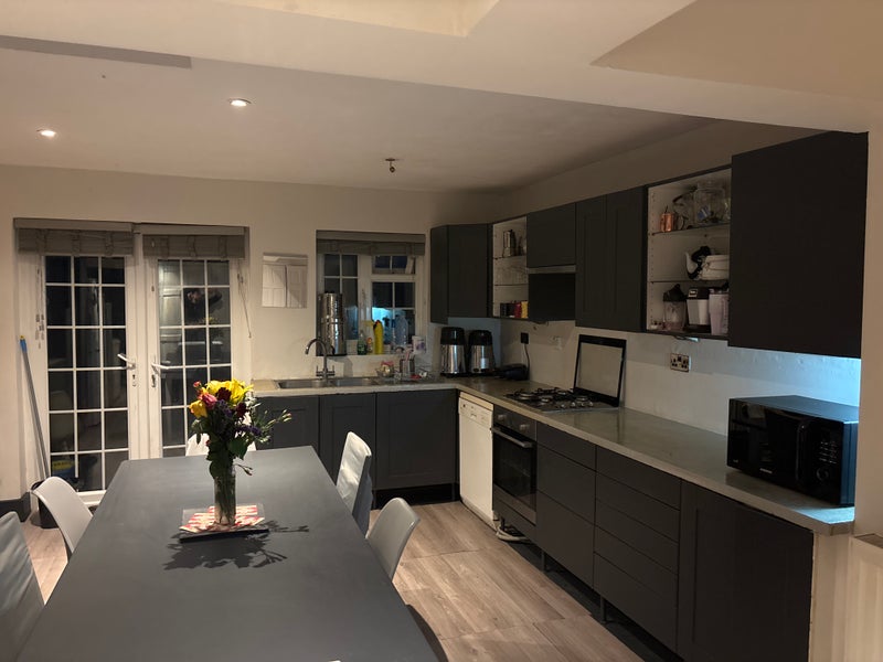 Photo 1: Kitchen 