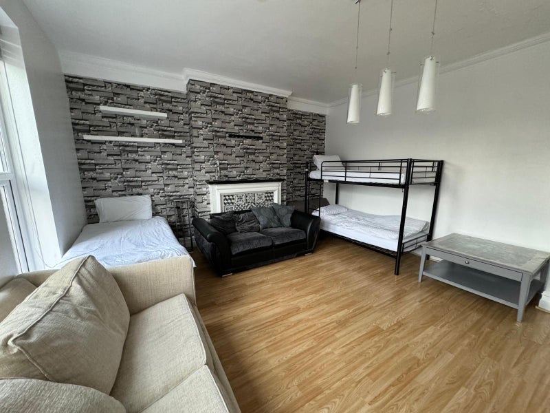 Photo 1: Room 1 