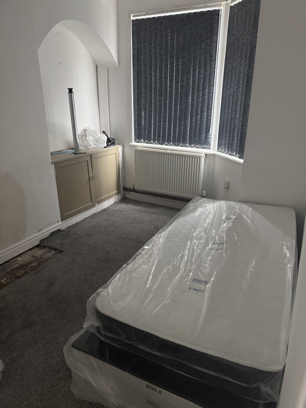 Photo 1: Brand new bed & built in wardrobe