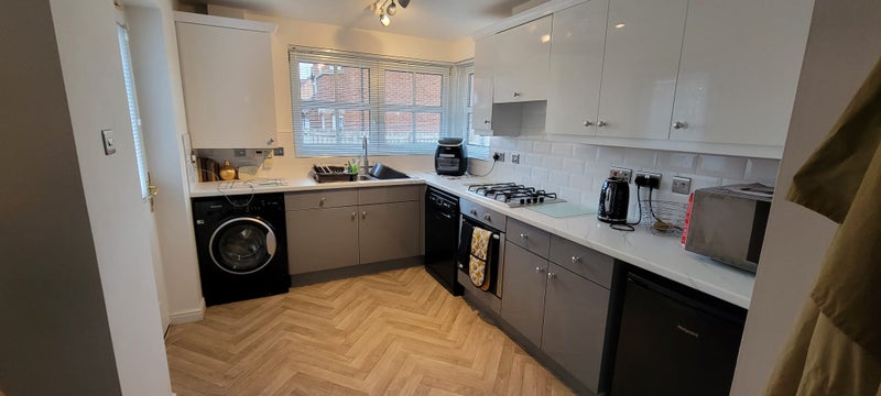Photo 1: Kitchen/dining room