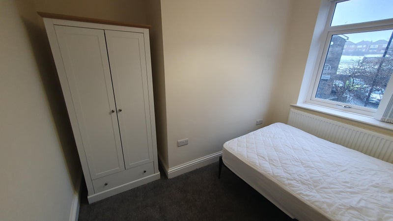 Photo 1: Wardrobe