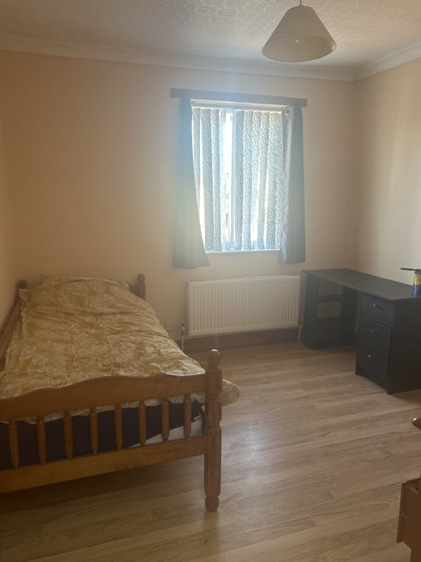Photo 1: Double bedroom with single bed