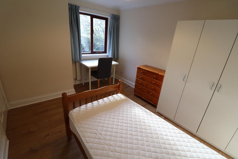 Photo 1: Room 4