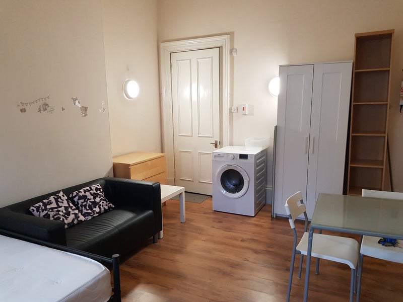 Photo 1: Studio Flat