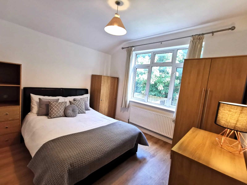 Photo 1: Room 5