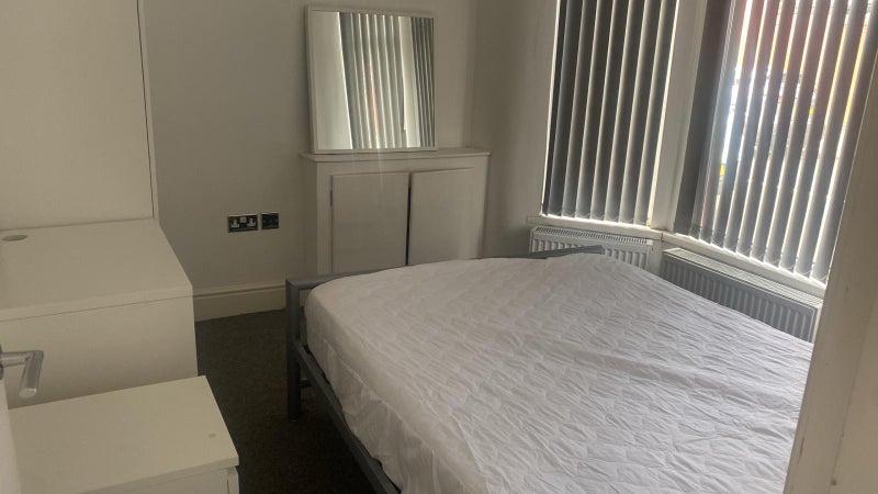Photo 1: Bedroom available for takeover