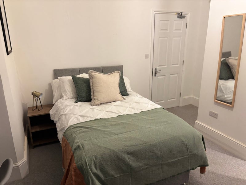 Photo 1: Bedroom