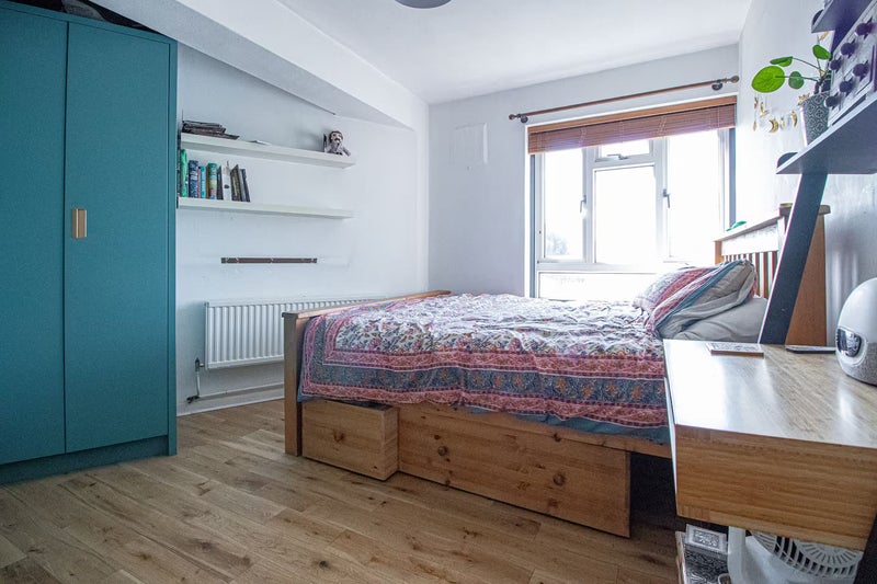 Photo 1: Main Bedroom