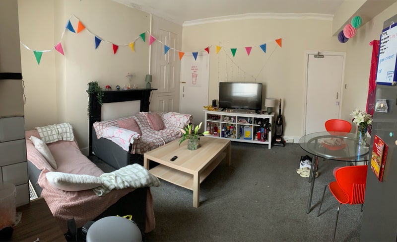 Photo 1: Living room. 