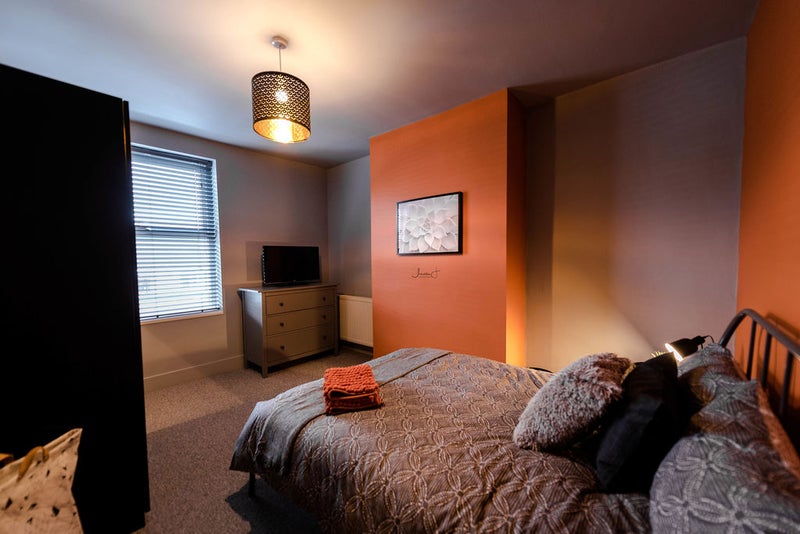 Photo 1: Room 3 with Ensuite