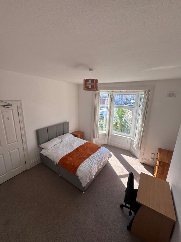 Photo 1: Bedroom