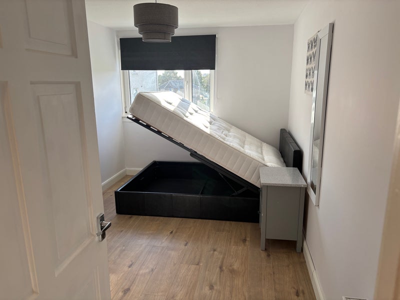 '2 bedrooms (all females)' Room to Rent from SpareRoom