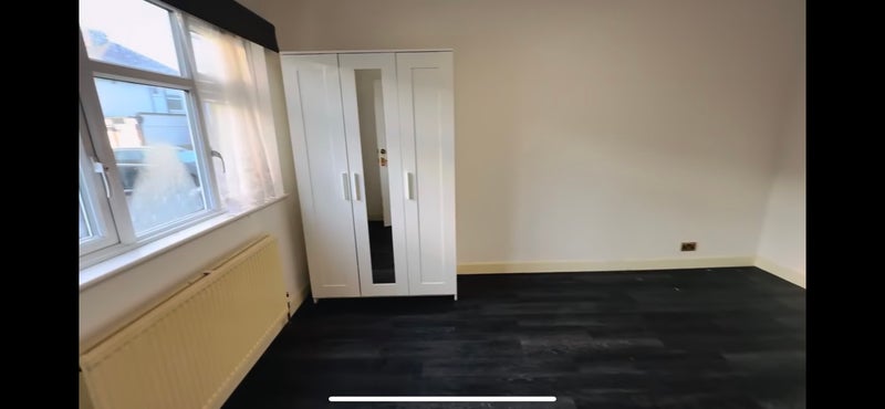 Photo 1: Room 1