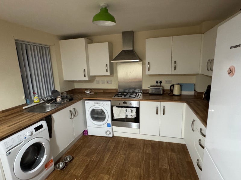 Photo 1: Kitchen 