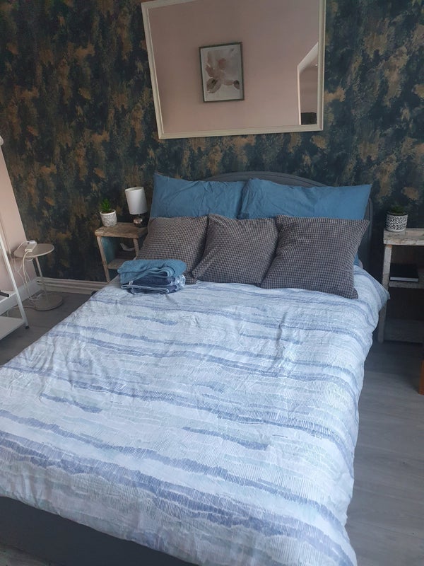Photo 1: Lovely spacious room