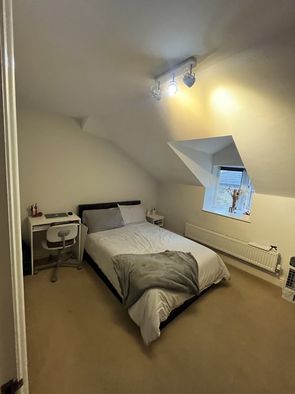 Photo 1: Bedroom