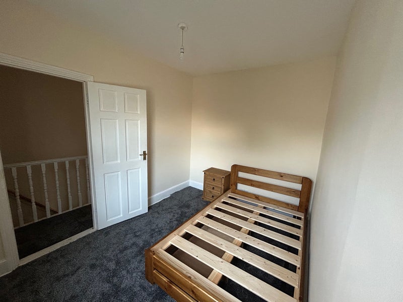 Photo 1: Double bedroom