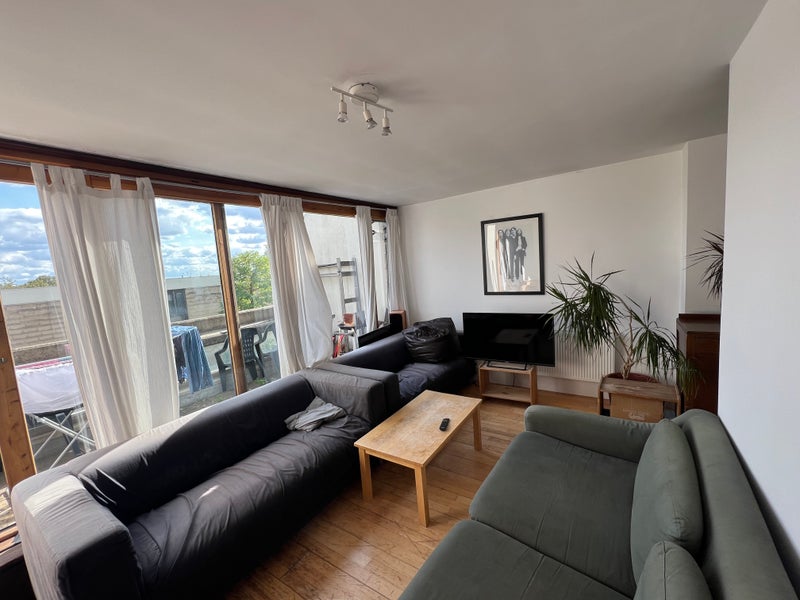 Photo 1: Lounge