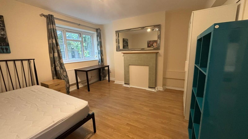 Photo 1: room 4