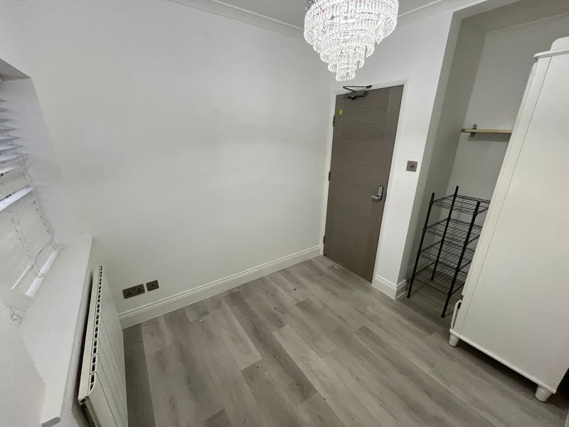 Photo 1: Room 4 - Available from 01/10- £650