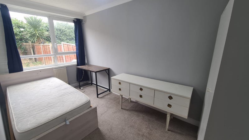 Photo 1: Room 2 - Available from 08/10- £750