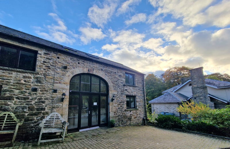 Photo 1: Exterior
