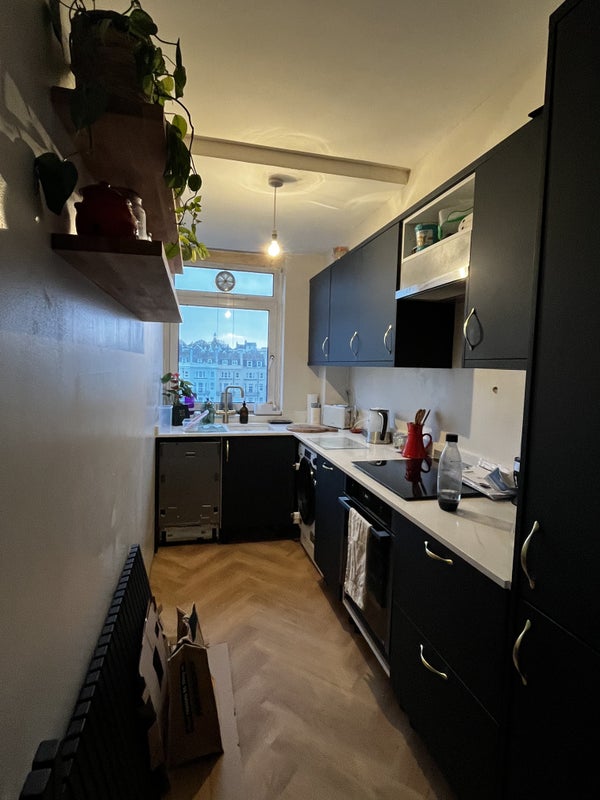 Photo 1: Modern kitchen 