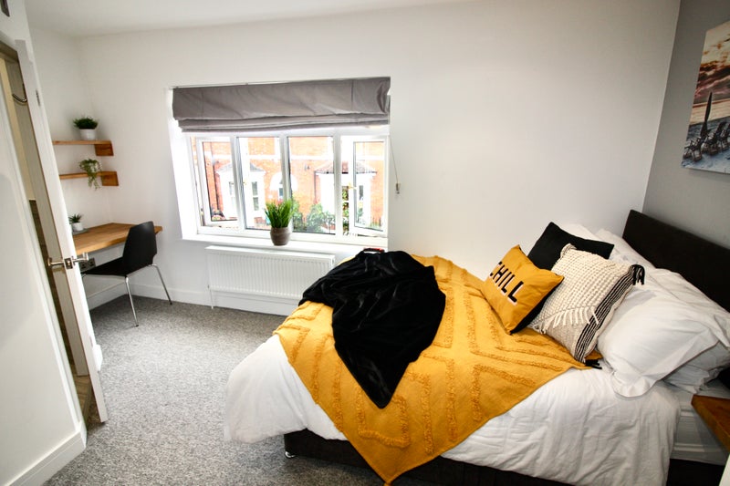 Photo 1: Large double bedroom with en-suite available now
