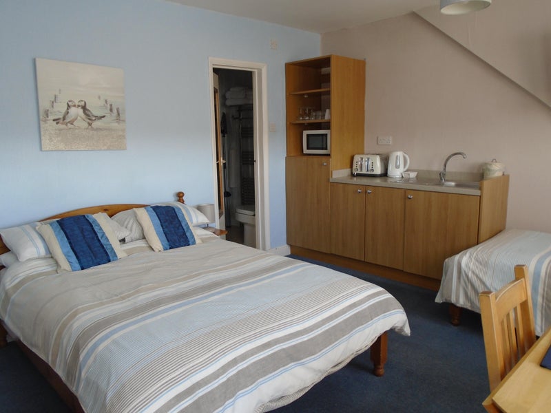 Photo 1: Kitchenette