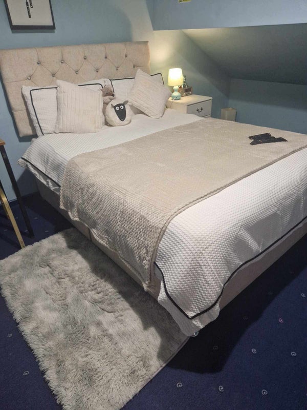 Photo 1: Room 2 Double bed