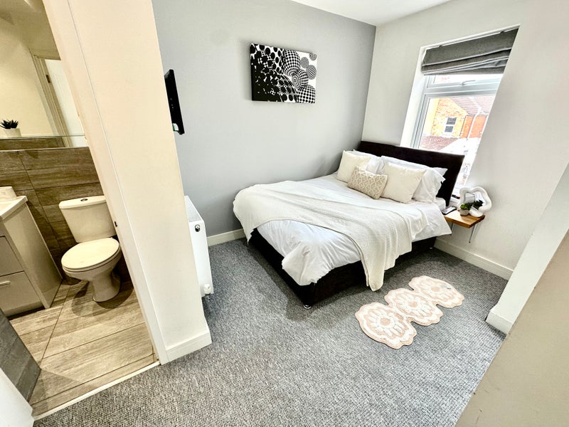 Photo 1: Good sized double bedroom with en-suite now available 