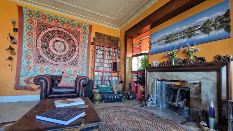 Photo 1: Lounge
