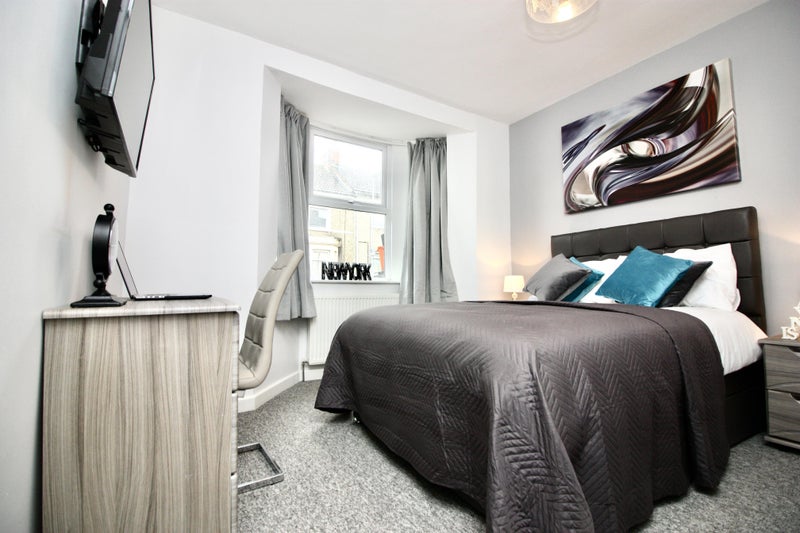 Photo 1: Lovely Double Bedroom where you share the bathroom with one person