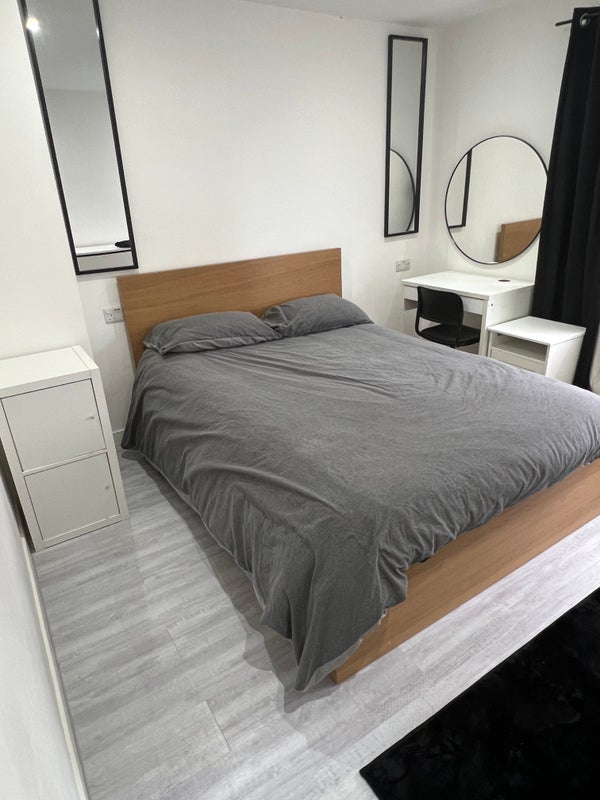 Photo 1: Double room available now