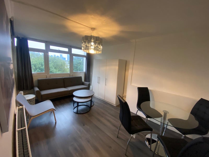 Photo 1: Lounge