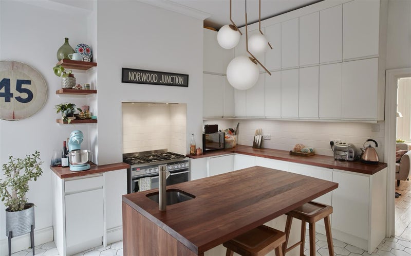 Photo 1: kitchen