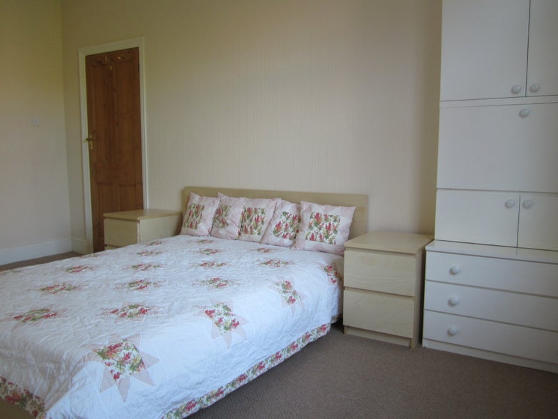 Photo 1: Bedroom