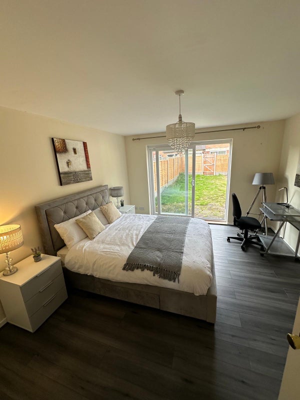 Photo 1: Bedroom 1 - Kingsize bed, backgarden access