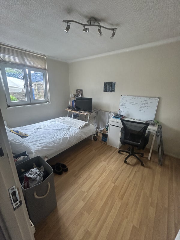 Photo 1: Room (Pic 1)