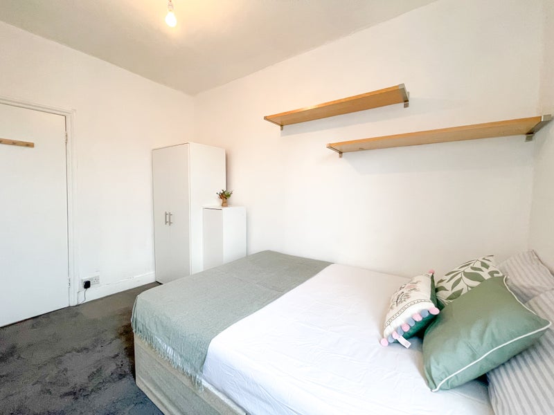 Photo 1: Room 1