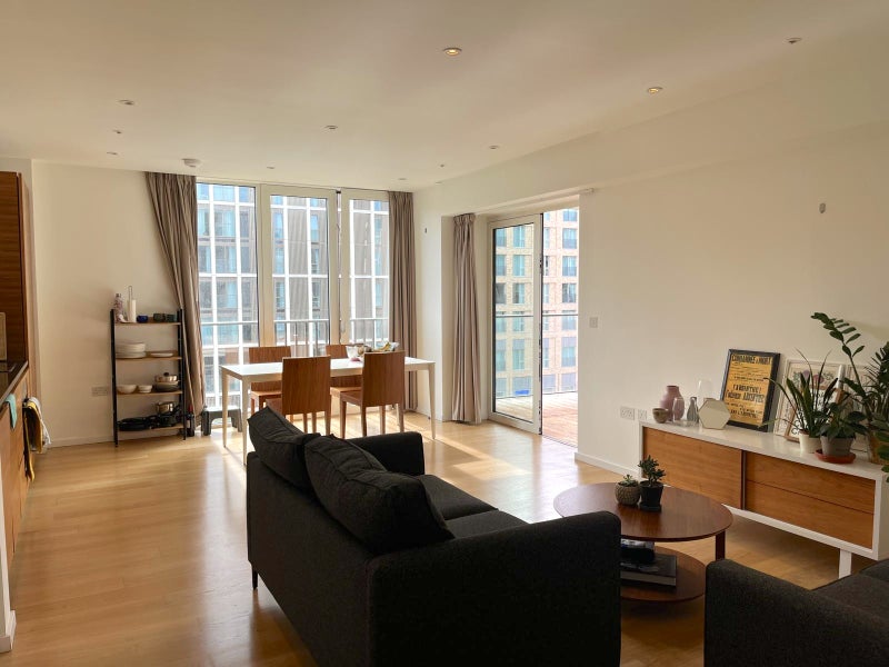 Photo 1: Living room 01