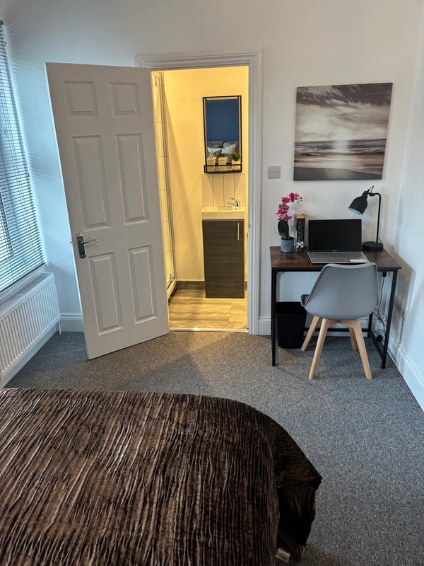 Photo 1: bedroom