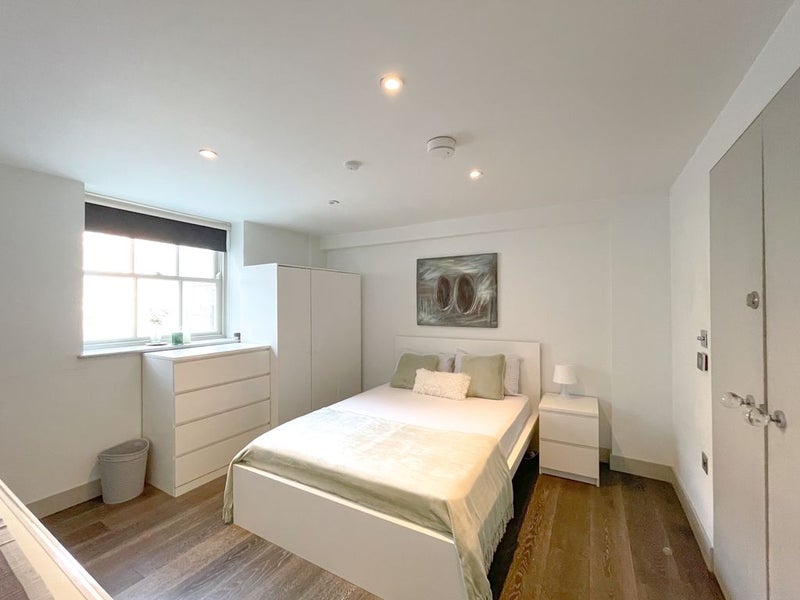 Photo 1: Bedroom