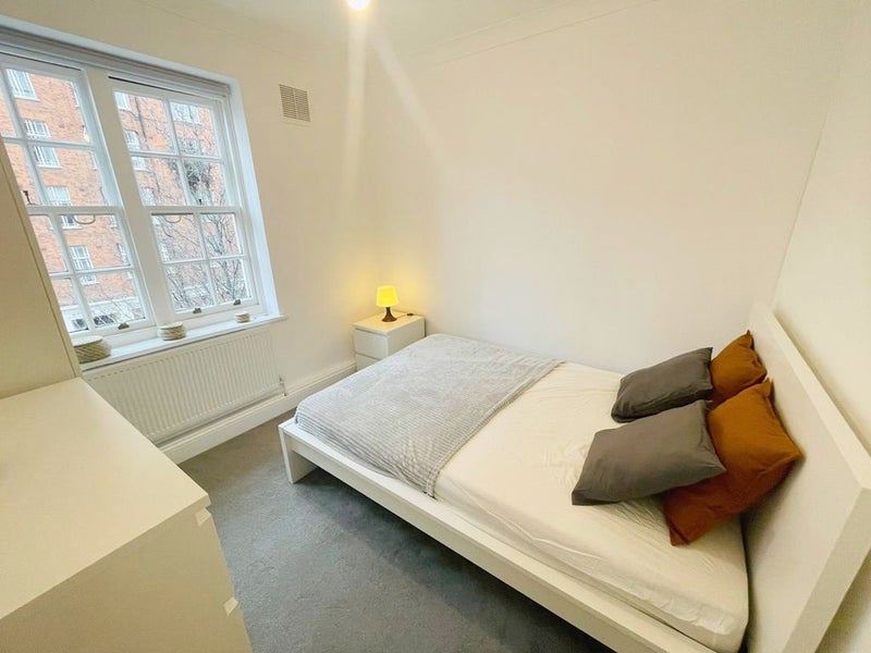Photo 1: Bedroom