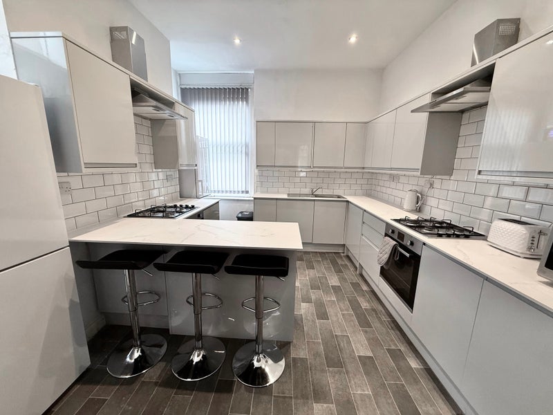 Photo 1: Brand new kitchen