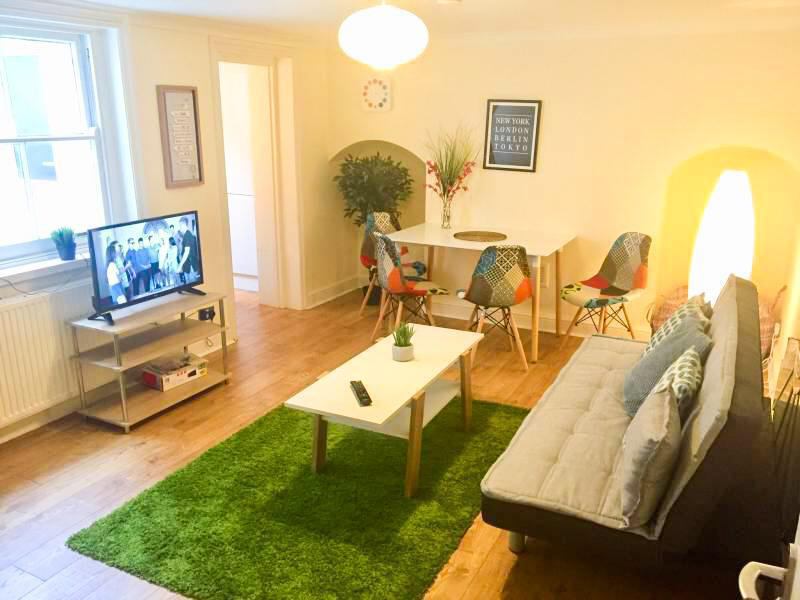 Photo 1: Cosy lounge dining area