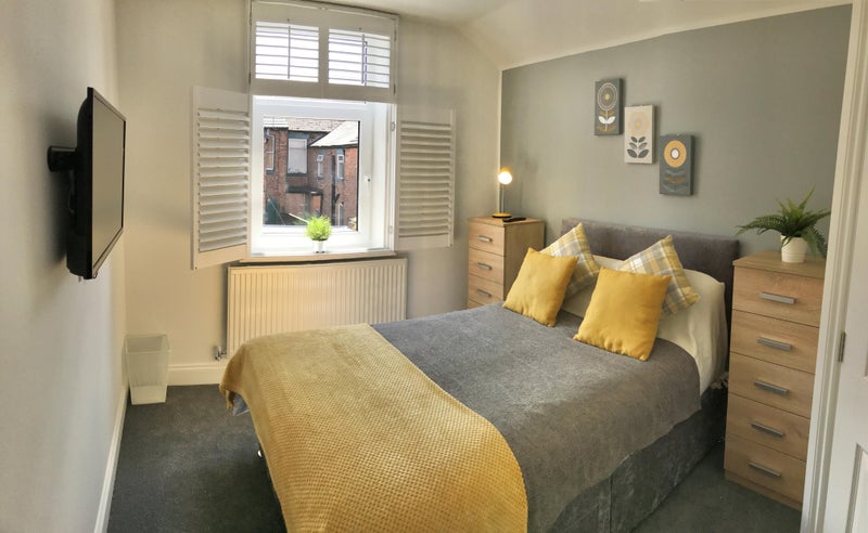 Photo 1: Smart TV and modern shutters
