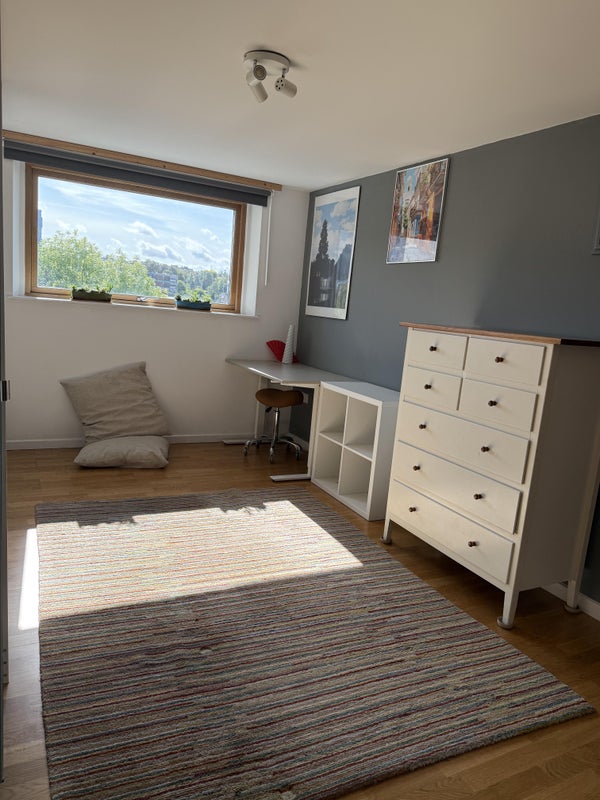 Photo 1: Bedroom space when wallbed stowed