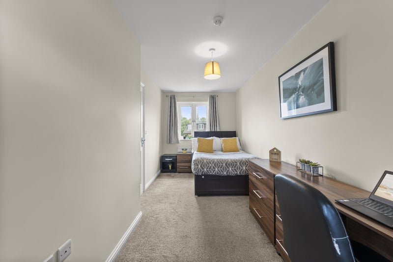 Photo 1: Room 4