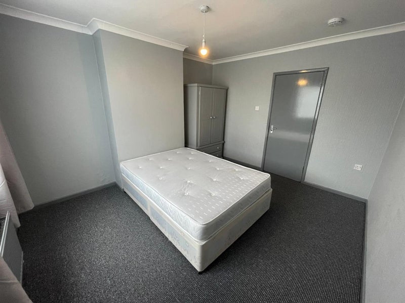 Photo 1: Room 1